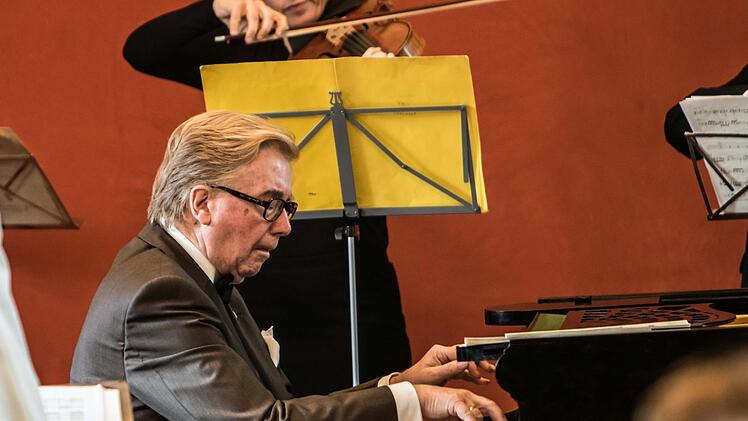 Der in Coburg aufgewachsene Cellist gestaltete ein Konzert zu seinem 80. Geburtstag im Haus Contakt. Dabei trat er als Solist gemeinsam mit dem Pianisten Hans-Dieter Bauer auf und dirigierte zudem das Collegium musicum, dessen Gründungsmitglied er 1953 war. Foto: Jochen Berger