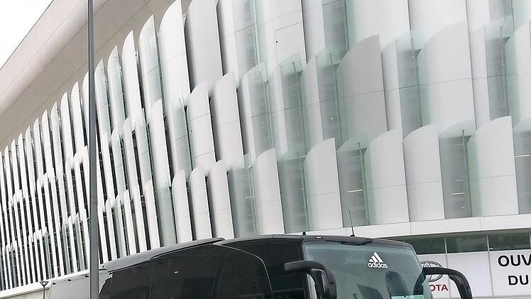 Der Adidas-Bus vor dem Prinzenpark-Stadion in Paris