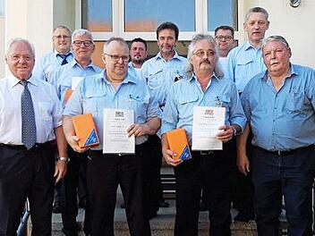 Stellv. Landrat Fischer, Achim Liesaus, Richard Dumsky, Helmut Zapf, Sascha Rauh, Thomas Pfaff, Thomas Bierbach, Thomas Schramm, Herrmann Schubert und B&uuml;rgermeister Mrosek (v. l.)  Foto: Riedel