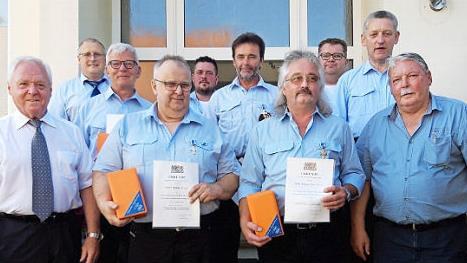 Stellv. Landrat Fischer, Achim Liesaus, Richard Dumsky, Helmut Zapf, Sascha Rauh, Thomas Pfaff, Thomas Bierbach, Thomas Schramm, Herrmann Schubert und B&uuml;rgermeister Mrosek (v. l.)  Foto: Riedel