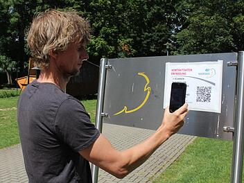 Durch einen Barcode k&ouml;nnen Besucher des Badesees in Bad Staffelstein ihre Kontaktdaten digital &uuml;bermitteln, was f&uuml;r k&uuml;rzere Anstehzeiten am Eingang sorgt. Foto: Cindy D&ouml;tschel