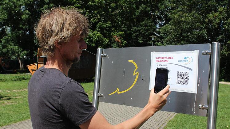 Durch einen Barcode können Besucher des Badesees in Bad Staffelstein ihre Kontaktdaten digital übermitteln, was für kürzere Anstehzeiten am Eingang sorgt. Foto: Cindy Dötschel