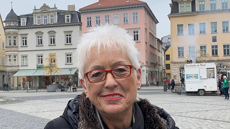 Renate Sandhof (70) aus G&uuml;tersloh, zu Besuch in Coburg: "Coburg ist eine wundersch&ouml;ne Stadt und ich freue mich darauf, den Weihnachtsmarkt einmal zu besuchen. Ich f&auml;nde es auf jeden Fall gut wenn es Regelungen gibt, auch weil ich Asthma habe und mir deshalb schon Sorgen mache.  Aber das mit der Maske w&auml;re f&uuml;r mich ein Problem."