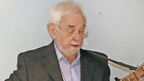 Gründungsvater Norbert Engel gestaltete den Festakt in der Wärmestube auch musikalisch mit seiner Gitarre.