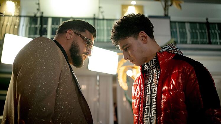 Sami (Hamza Iallouchen, rechts) wird von Karim Saidi (Yasin El Harrouk) eingespannt.