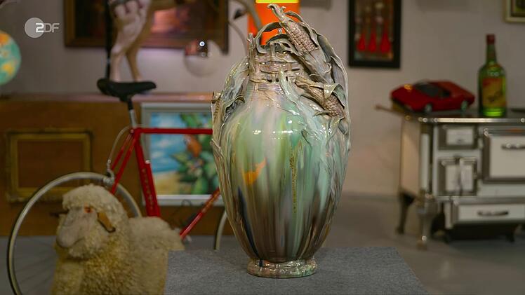 Die Vase beschrieb Werner als "rauschhaft" und "unikat&auml;r", da der Mais bei jedem Exemplar unterschiedlich angeordnet wurde - "die Natur &uuml;berw&auml;ltigt alles". Wie viele dieser St&uuml;cke existierten, konnte sie nicht sagen. Vergleichsobjekte waren ihr aber nicht bekannt, lediglich ein &auml;hnliches Werk mit Schwertlilien im Br&ouml;han-Museum in Berlin.