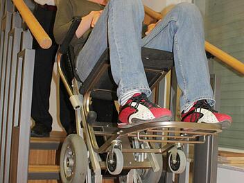 Christoph Wegmann bringt Wohnberaterin Susanne Büttner mit dem Treppensteiger nach oben.  Foto: Waltraud Enkert