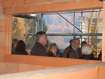 Angenehm überrascht waren die Mitglieder des Rödentaler Bausenats vom raschen Fortgang der Arbeiten an der neuen Kita, die zurzeit an die Grundschule angebaut wird. Foto: Rainer Lutz