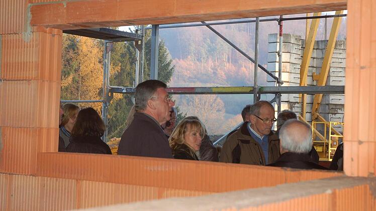 Angenehm überrascht waren die Mitglieder des Rödentaler Bausenats vom raschen Fortgang der Arbeiten an der neuen Kita, die zurzeit an die Grundschule angebaut wird. Foto: Rainer Lutz