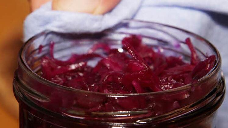 Den Rand penibel mit einem frischen Tuch abwischen.