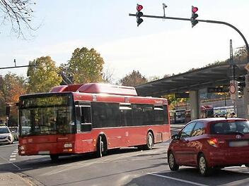 Die Lichtzeichenanlage (Verkehrsplanerdeutsch für Ampel) am Zentralen Omnibusbahnhof heißt für den Verkehrscomputer "Cäsar 1". "Hier haben wir noch die meisten Probleme", gesteht Raimund Angermüller ein, der Leiter des SÜC-Verkehrsbetriebs. Foto: Anna Stenglein