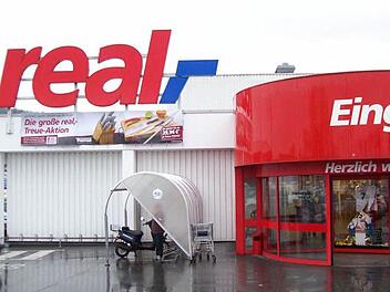 Eine Frau aus dem Landkreis Lichtenfels wollte den Kulmbacher Real-Markt erpressen. Sie verlangte einen fünfstelligen Geldbetrag, andernfalls werde etwas passieren.  Foto: Archiv