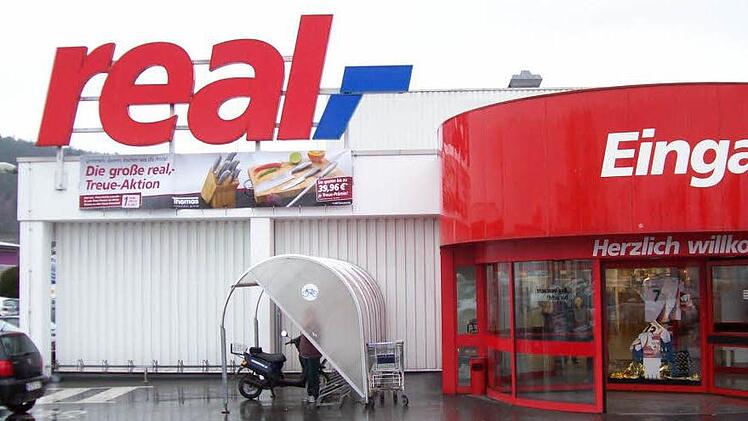 Eine Frau aus dem Landkreis Lichtenfels wollte den Kulmbacher Real-Markt erpressen. Sie verlangte einen fünfstelligen Geldbetrag, andernfalls werde etwas passieren.  Foto: Archiv