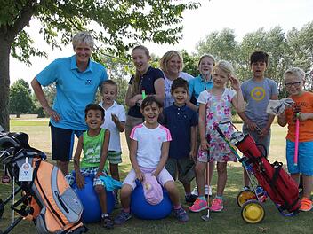Golf macht Spaß: Andrea Wehner (hinten links), unterstützt von Christine Schneiderbanger, mit dem golfenden Nachwuchs. Wegen der Ferien waren die Trainingsgruppen etwas kleiner. Foto: Toni Then