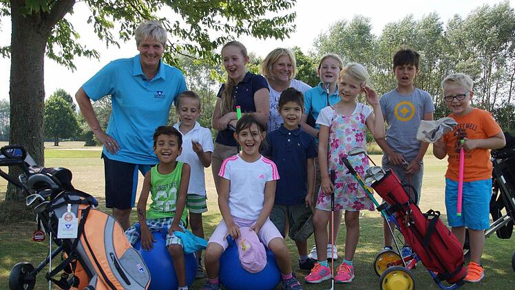 Golf macht Spaß: Andrea Wehner (hinten links), unterstützt von Christine Schneiderbanger, mit dem golfenden Nachwuchs. Wegen der Ferien waren die Trainingsgruppen etwas kleiner. Foto: Toni Then