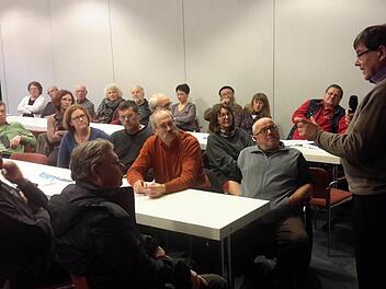 Verschiedene Sichtweisen der Flüchtlingsproblematik beleuchtete Peter Bauch (rechts) bei einer öffentlichen Veranstaltung der Hanns-Seidel-Stiftung in der Georgi-Kurhalle. Der Referent gilt als Experte für aktuelle politische Themen. Foto: Rolf Pralle