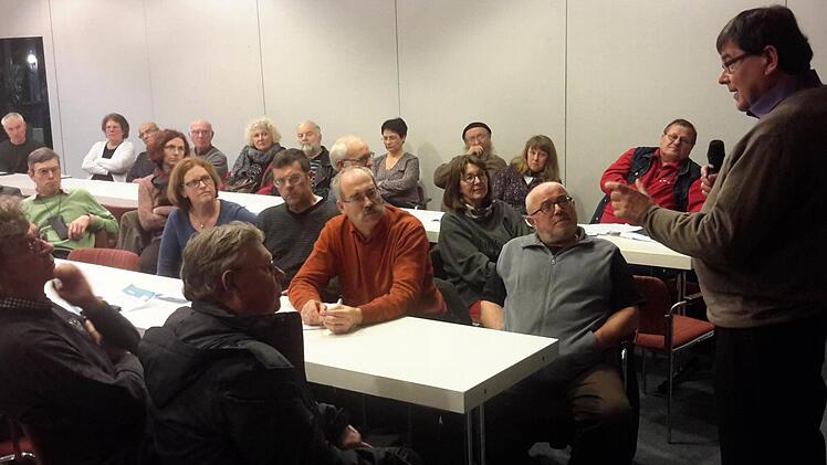 Verschiedene Sichtweisen der Flüchtlingsproblematik beleuchtete Peter Bauch (rechts) bei einer öffentlichen Veranstaltung der Hanns-Seidel-Stiftung in der Georgi-Kurhalle. Der Referent gilt als Experte für aktuelle politische Themen. Foto: Rolf Pralle