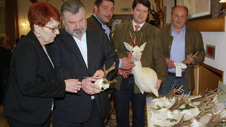 Lob für Soll-Erfüllung und pflegerische Maßnahmen erhielt die Hammelburger Jägerschaft von (v. l.) Vize-Landrätin Monika Horcher, dem Leiter der Unteren Jagdbehörde, Hans-Peter Donislreiter, BJV-Kreisgruppenvorsitzenden Daniel Lohfink, MdL Sandro Kirchner und Oberforstrat Bernhard Zürner vom Amt für Landwirtschaft, Ernährung und Forsten.  Foto: Winfried Ehling