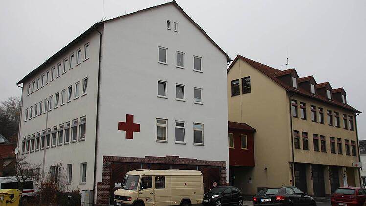 Das ehemalige Kolonnenhaus des BRK (links) wird um ein Stockwerk zurückgebaut. Zum gelben Gebäude hin entsteht ein kleiner Neubau. Foto: Oliver Schmidt