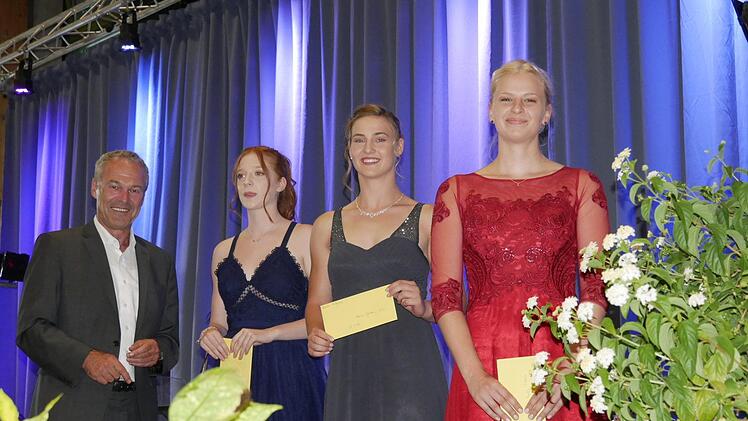 Oberb&uuml;rgermeister Frank Rebhan zeichnete die Klassenbesten Kathleen Oehrl, Alina Gerber und Emily Fischer mit dem Preis der "Klisch-Stiftung" f&uuml;r ihre Spitzennoten aus. Foto: Manja von Nida