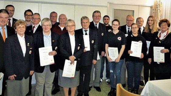 Ehrungen für treue Dienste in der BRK-Bereitschaft standen im Mittelpunkt der Jahresfeier. Foto: Werner Reißaus