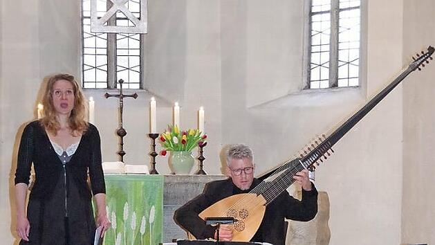 Das Duo "Roccabreve", Veronika Burger und Daniel Kurz (hier an der Theorbe), bezauberte das Publikum in der Kronacher Christuskirche. Foto: Heike Schülein