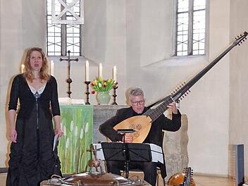 Das Duo "Roccabreve", Veronika Burger und Daniel Kurz (hier an der Theorbe), bezauberte das Publikum in der Kronacher Christuskirche. Foto: Heike Schülein