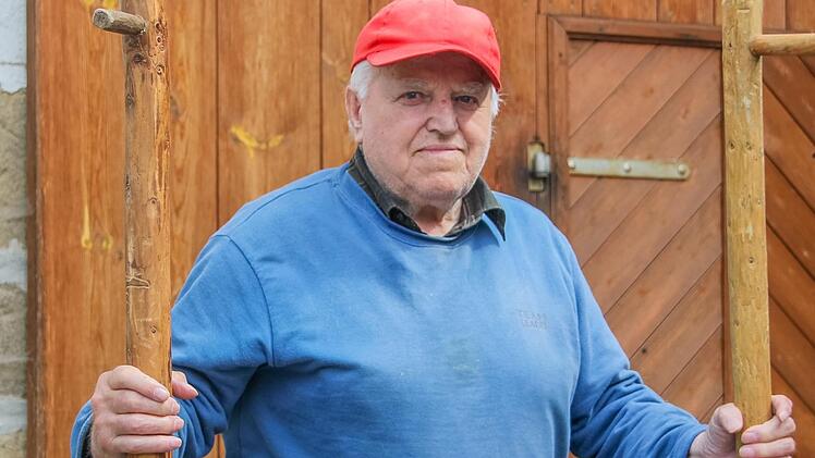 "Stelzenmann" Ludwig Rosenberger ist mit 87 Jahren die graue Eminenz im Ort.