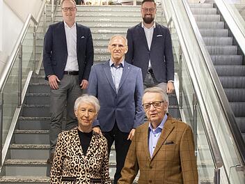 Eine Stiftung als Lösung für die Unternehmensnachfolge - das ist das Modell im traditionsreichen Kaufhaus Pecht in Bad Neustadt. Im Bild (vorne) die Inhaber Heidi und Franz Pecht, Stiftungsvorstand Horst Dömling und die Geschäftsführer Björn Tischer (hinten links) und Bernd Titius. Foto: Pecht GmbH