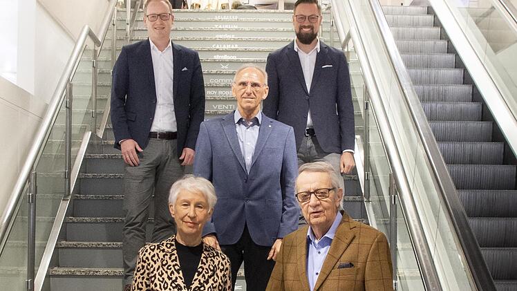 Eine Stiftung als Lösung für die Unternehmensnachfolge - das ist das Modell im traditionsreichen Kaufhaus Pecht in Bad Neustadt. Im Bild (vorne) die Inhaber Heidi und Franz Pecht, Stiftungsvorstand Horst Dömling und die Geschäftsführer Björn Tischer (hinten links) und Bernd Titius. Foto: Pecht GmbH
