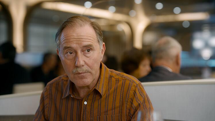 Im Gegensatz zu seiner Frau möchte Peter Waldvogel (Stefan Kurt) nach seinem Berufsaustritt vor allem die Ruhe genießen.