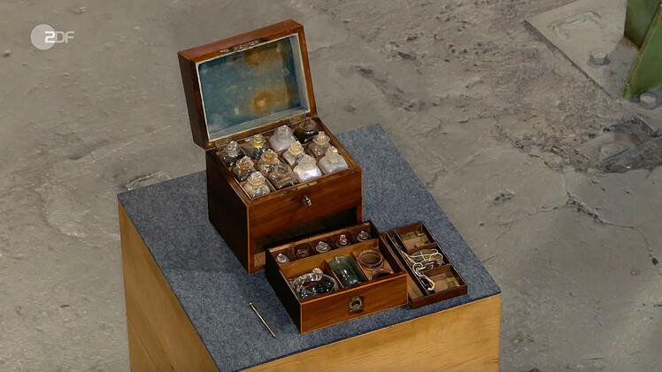 Eine alte Reiseapotheke aus Mahagoni- und Eichenholz datierte Colmar Schulte-Goltz um 1900.