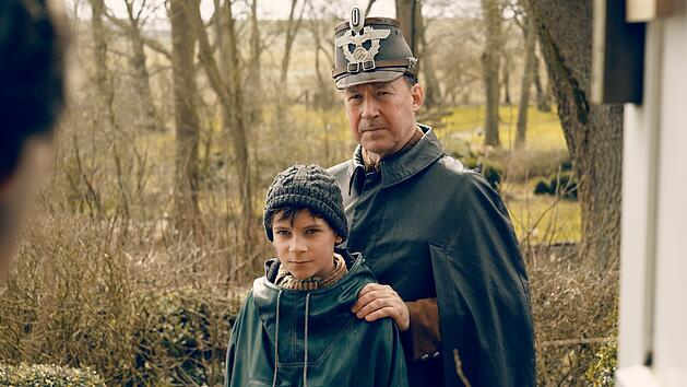 Jens Ole Jepsen (Ulrich Noethen, rechts) ist der stolze Polizist eines friesischen Dorfs und spannt seinen Sohn Siggi (Levi Eisenbl&auml;tter) in seine Arbeit ein.