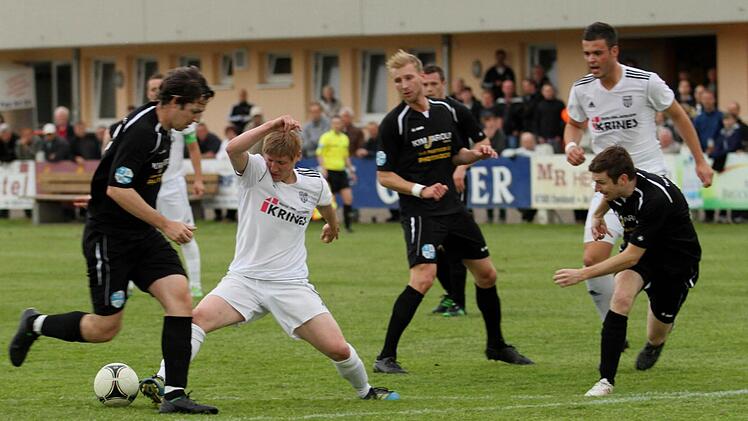 An der Strafraumgrenze ist hier Endstation für den Sander Stefan Krines (2. von links).