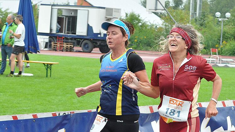 Sie liefen gemeinsam durchs Ziel: Heike Schweens (links, ATS Kulmbach) und Cornelia Kastner (SGB Stadtsteinach).