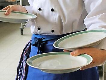 Licht und Schatten fürs Gastgewerbe: Azubis werden gesucht, einige Stellen können nicht besetzt werden. Gastronomen und Hoteliers in Bad Kissingen sehen baureichen Jahren mit viel Lärm und Dreck entgegen. Das ehemalige Kurhaushotel Steigenberger soll abgerissen werden. Fotos: Benedikt Borst