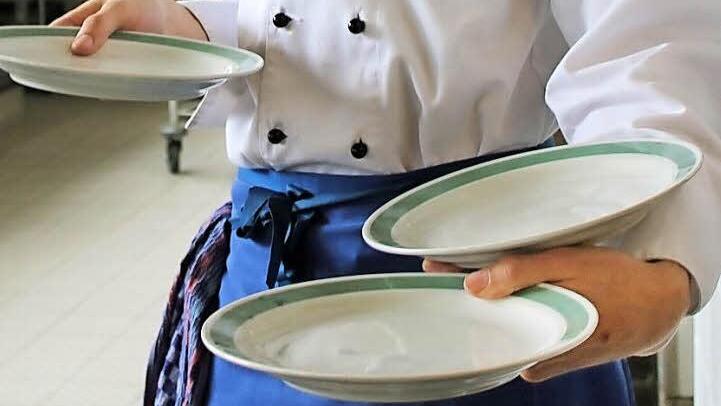 Licht und Schatten fürs Gastgewerbe: Azubis werden gesucht, einige Stellen können nicht besetzt werden. Gastronomen und Hoteliers in Bad Kissingen sehen baureichen Jahren mit viel Lärm und Dreck entgegen. Das ehemalige Kurhaushotel Steigenberger soll abgerissen werden. Fotos: Benedikt Borst