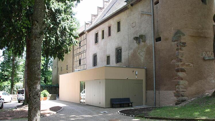 Aus Sicht der meisten Bezirksräte fügt sich der neue Küchen- und Toilettenanbau gut in das historische Ensemble von Schloss Aschach ein.