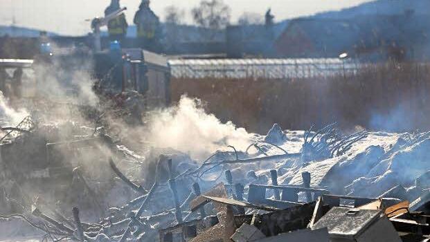 Die verkohlten Paletten am Ende des Feldes. Foto: News5
