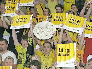 Der große Traum von Fans und Funktionären des HSC 2000 Coburg ist und bleibt die 1. Handball-Bundesliga. Geschäftsführer Wolfgang Heyder weiß, wie schwierig dieses Unterfangen ist und entwickelt derzeit viele Ideen und neue Konzepte. Auch der Slogan "Eine Stadt - ein Verein - ein Ziel" wurde bereits in "Eine Region - ein Verein - ein Ziel" geändert, weil die Handball-Begeisterung längst über die Grenzen Coburgs hinaus geht.