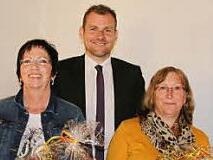 Die geehrten Mitarbeiterinnen mit Bürgermeister Mittag  Foto: B. Knauth
