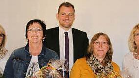 Die geehrten Mitarbeiterinnen mit Bürgermeister Mittag  Foto: B. Knauth