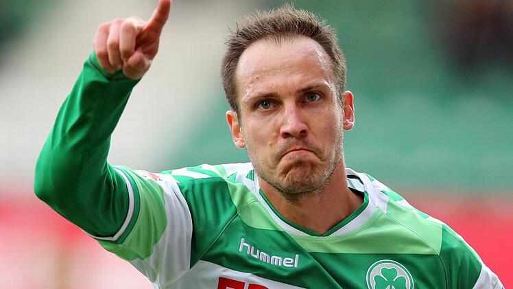 Fürth-Stürmer Sebastian Freis jubelt nach einem Tor. Foto: D. Karmann/dpa