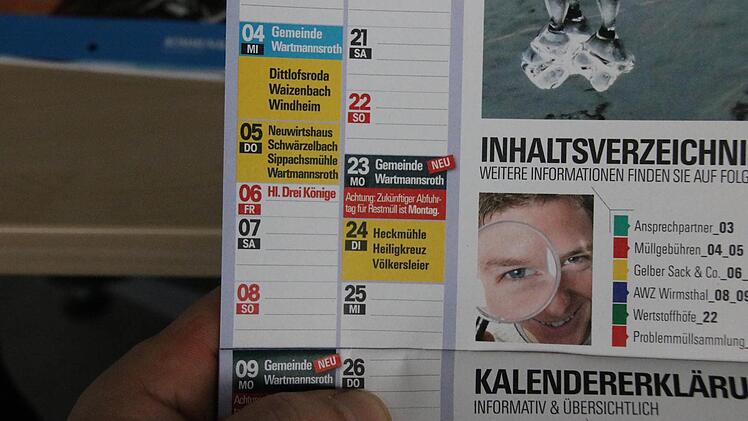 Blick in den Wartmannsrother Abfallkalender: Ab 2017 Abfuhr am Montag statt am Dienstag. Foto: Ralf Ruppert