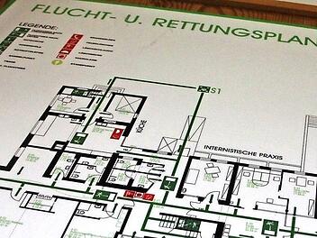 Einen Rettungsplan für das Haus Hofheim gibt es zwar, aber der dient anderen Zwecken. Zwar bleibt die hier eingezeichnete internistische private Praxis am Standort Hofheim erhalten, mit der stationären Behandlung in dem Krankenhaus ist jedoch Schluss ab Anfang Juli. Fotos: Andreas Lösch