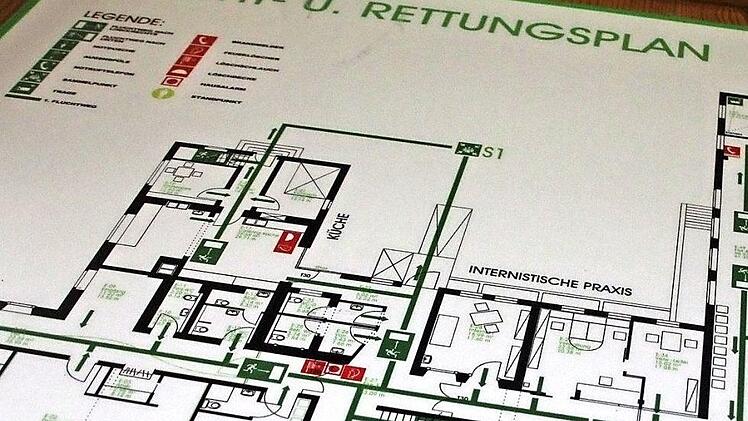 Einen Rettungsplan für das Haus Hofheim gibt es zwar, aber der dient anderen Zwecken. Zwar bleibt die hier eingezeichnete internistische private Praxis am Standort Hofheim erhalten, mit der stationären Behandlung in dem Krankenhaus ist jedoch Schluss ab Anfang Juli. Fotos: Andreas Lösch