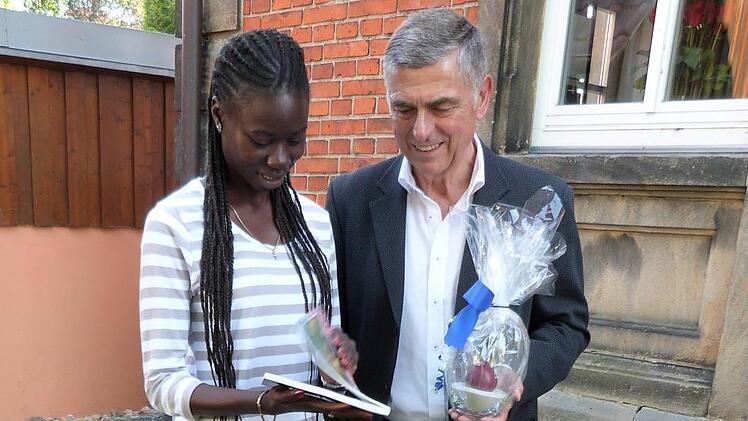 Die Gemeinde Neuenmarkt mit Bürgermeister Siegfried Decker an der Spitze unterstützt die Bemühungen von Cecie Coumba Dioul aus dem Senegal um ein Stipendium für ihr Masterstudium.  Foto: Werner Reißaus