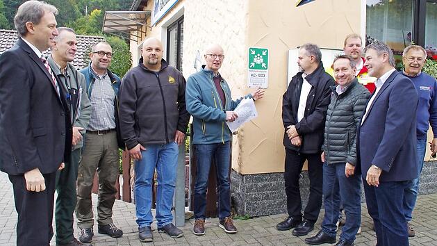 Bei der Vorstellung der Beschilderung in Mauthaus (v. l.): Klaus L&ouml;ffler, Dirk L&uuml;der, Alexander Schlee, Michael Querfurth, Gerhard M&uuml;ller, Michael Jeschor, Norbert Gr&auml;bner, Benjamin Baier, Gerhard Wunder und Andreas K&uuml;brich. Fotos: Marco Mei&szlig;ner