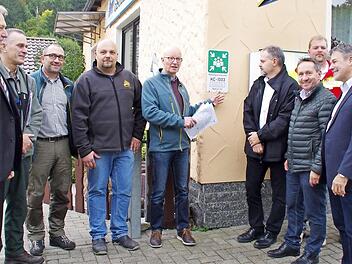 Bei der Vorstellung der Beschilderung in Mauthaus (v. l.): Klaus Löffler, Dirk Lüder, Alexander Schlee, Michael Querfurth, Gerhard Müller, Michael Jeschor, Norbert Gräbner, Benjamin Baier, Gerhard Wunder und Andreas Kübrich. Fotos: Marco Meißner