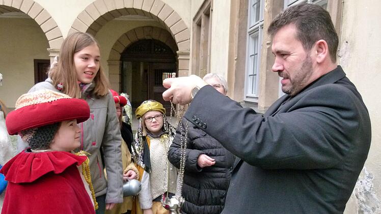 Pfarrer Anton Heinz sandte die Sternsinger aus und legte nochfachmännisch Hand an ein Weihrauchfässchen.                 Marion Krüger-Hundrup